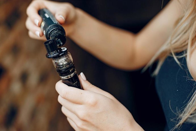 Archivo - Joven fumando en vaper.