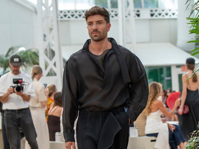 Pablo Alborán consolida su estilo en el desfile de Adolfo Domínguez: sastrería relajada y siluetas amplias