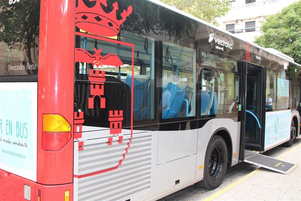 Archivo - Autobús urbano de Albacete.