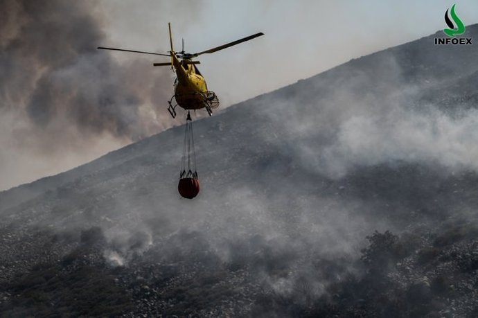 Un helicóptero del Infoex durante las labores de extinción del incendio de Tornavacas.