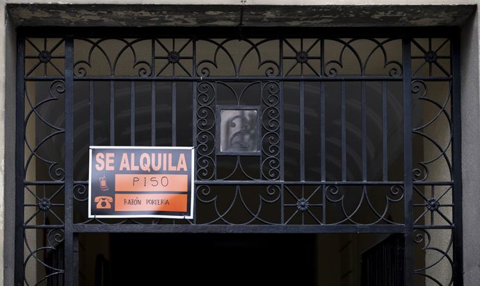 Archivo - Un cartel de ‘SE ALQUILA’, a 9 de abril de 2026, en Madrid (España). La Subdirectora General de Gestión del Patrimonio del Ministerio de Inclusión, Seguridad Social y Migraciones ha denegado la prórroga de dos años solicitada por inquilinos de v