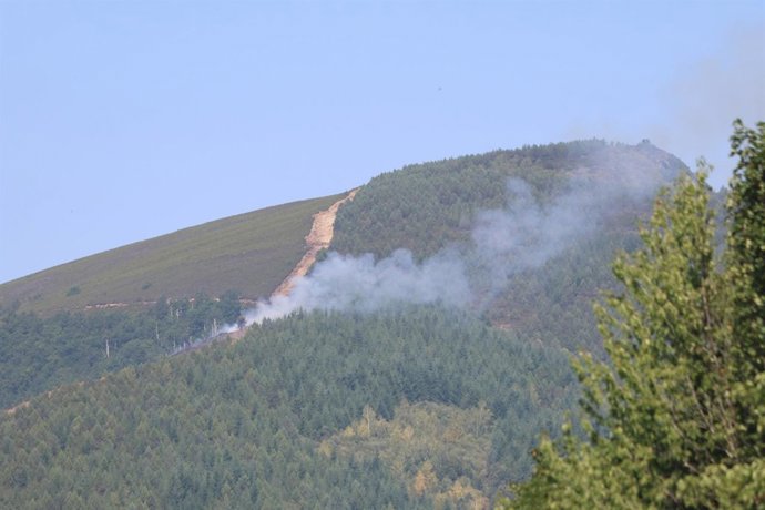 Archivo - Columna de humo provocada por un incendio forestal, a 14 de agosto de 2026, en Caboalles de Abajo, León, Castilla y León (España).