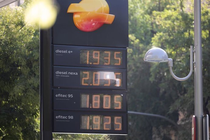 Cartel de precios en una gasolinera de Repsol, a 18 de agosto de 2026, en Madrid (España). El precio de los carburantes ha encadenado esta semana su sexta subida consecutiva, acumulando así un encarecimiento de hasta más del 21% desde que decayó la rebaja