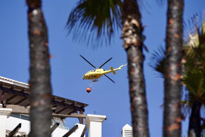 Medios aéreos en las labores de extinción del incendio forestal declarado en Benahavís (Málaga).