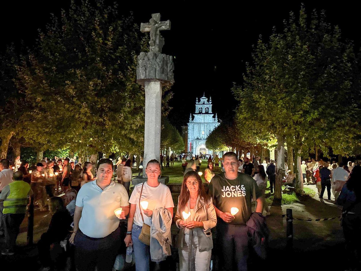 Cientos de peregrinos participan en el rosario y procesión de antorchas de la Bien Aparecida