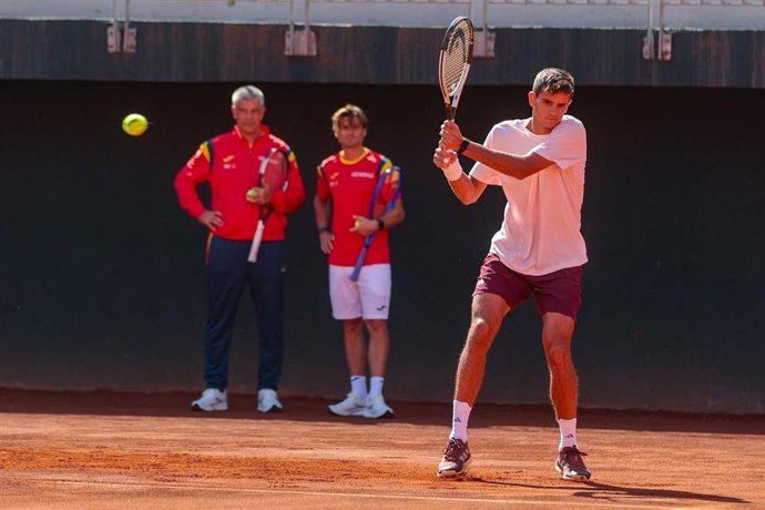 El tenista español Rafa Jódar se entrena en Chile ante la mirada del capitán español, David Ferrer, antes de la eliminatoria de Copa Davis
