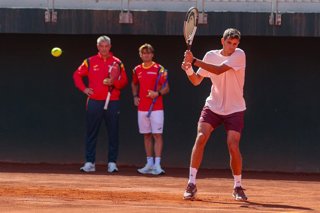 El tenista español Rafa Jódar se entrena en Chile ante la mirada del capitán español, David Ferrer, antes de la eliminatoria de Copa Davis
