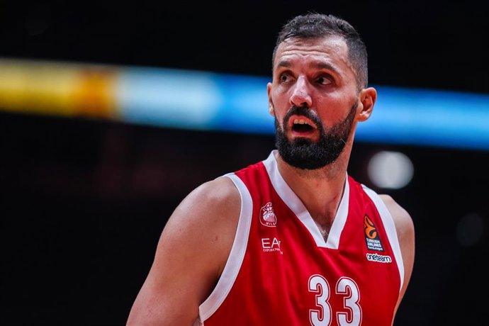 Archivo - November 9, 2023, Milan, Italy: Nikola Mirotic #33 of EA7 Emporio Armani Milan looks on during the Turkish Airlines EuroLeague Regular Season Round 7 game between EA7 Emporio Armani Milan and Valencia Basket at Mediolanum Forum. Final score; EA7