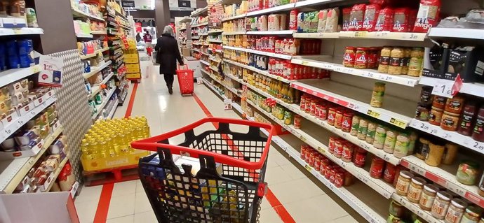 Archivo - Carro de la compra en un supermercado.