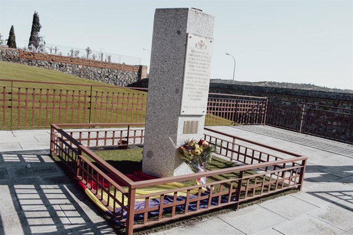 Archivo - Monolito de homenaje en el cementerio de Toledo.