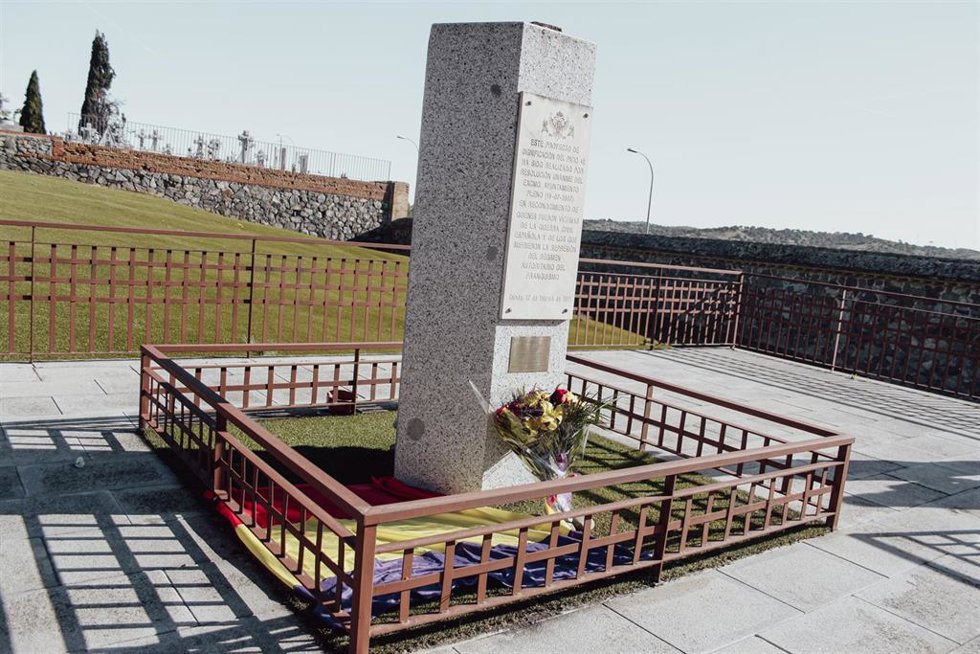 Archivo - Monolito de homenaje en el cementerio de Toledo.