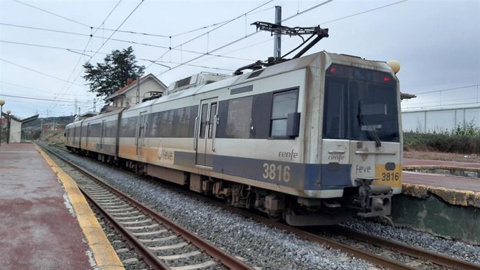Archivo - Tren de Renfe en una estación de Cantabria