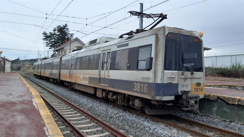Archivo - Tren de Renfe en una estación de Cantabria