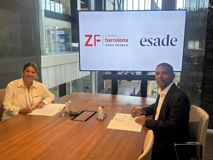 La directora general del Consorci de la Zona Franca de Barcelona (CZFB), Blanca Sorigué, y el director general de Esade, Daniel Traça