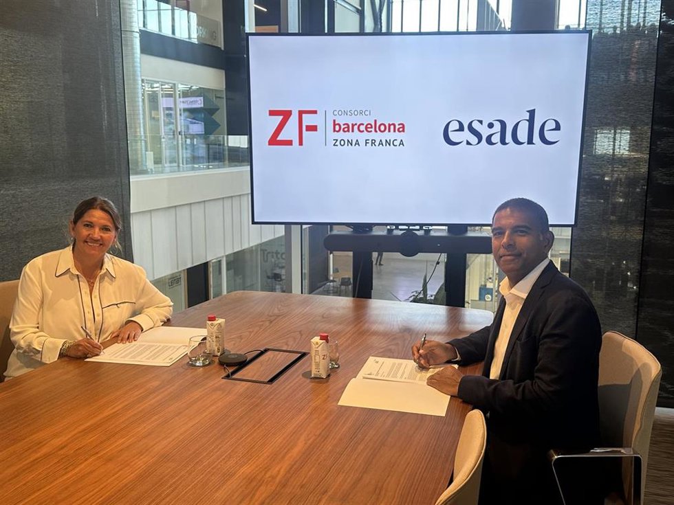 La directora general del Consorci de la Zona Franca de Barcelona (CZFB), Blanca Sorigué, y el director general de Esade, Daniel Traça