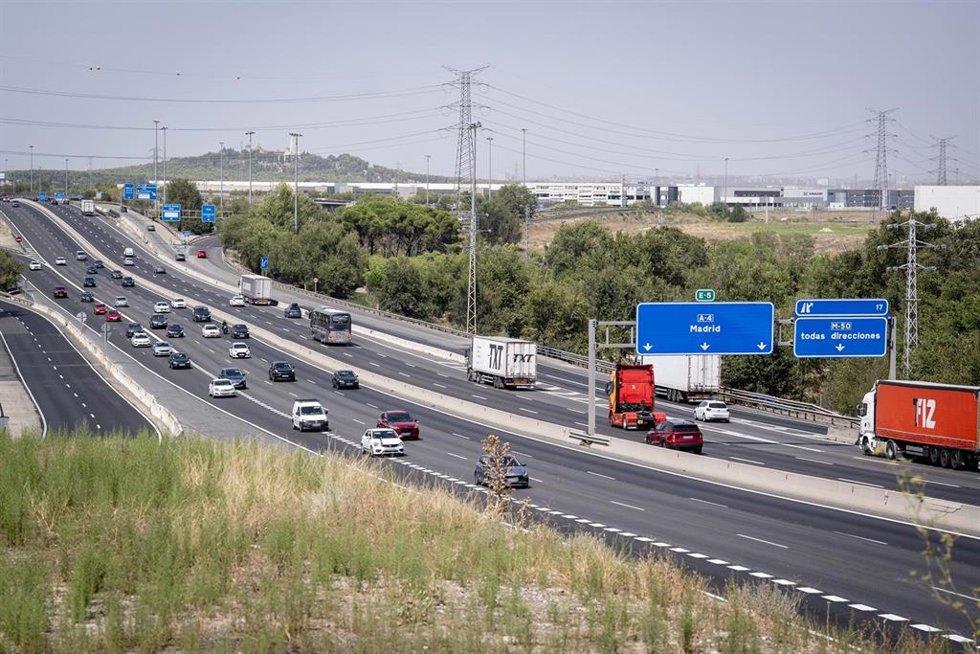 Archivo - Numerosos vehículos circulan por la A4, a 14 de agosto de 2026, en Madrid (España). Tráfico pone en marcha una nueva Operación Especial con motivo de la festividad nacional del 15 de agosto, que comienza a las 15:00 horas de este viernes 14 y se