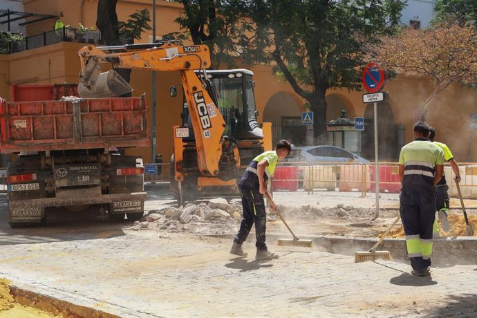 Archivo - Trabajadores de la construcción en una obra en el centro de Sevilla.
