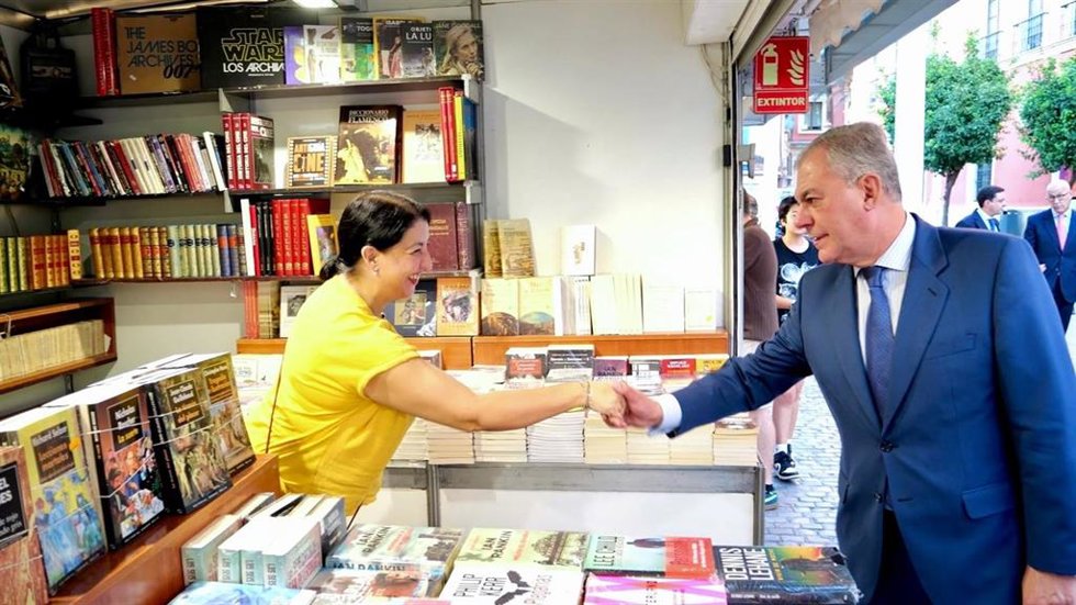 El alcalde de Sevilla saluda a una de las libreras de la Feria del Libro en una foto de archivo