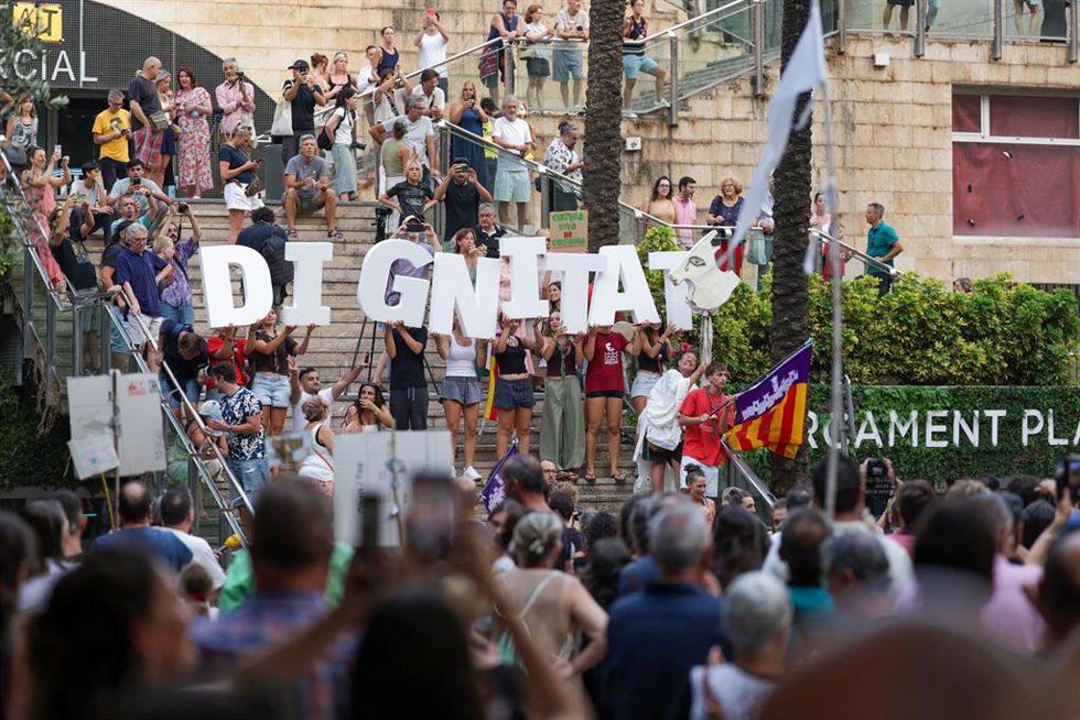 Archivo - Decenas de personas durante una manifestación contra la saturación turística, a 26 de julio de 2026, en Palma de Mallorca, Islas Baleares (España). La plataforma Menys Turisme, Més Vida ha convocado la movilización bajo el lema ‘Mallorca al lími