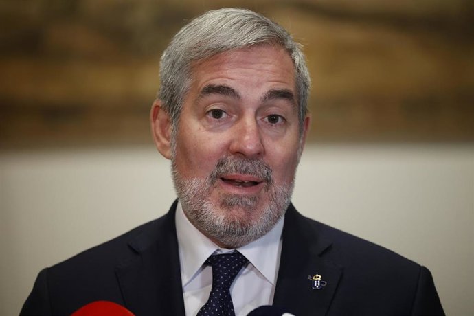 Archivo - El presidente de Canarias, Fernando Clavijo, atiende a los medios de comunicación
