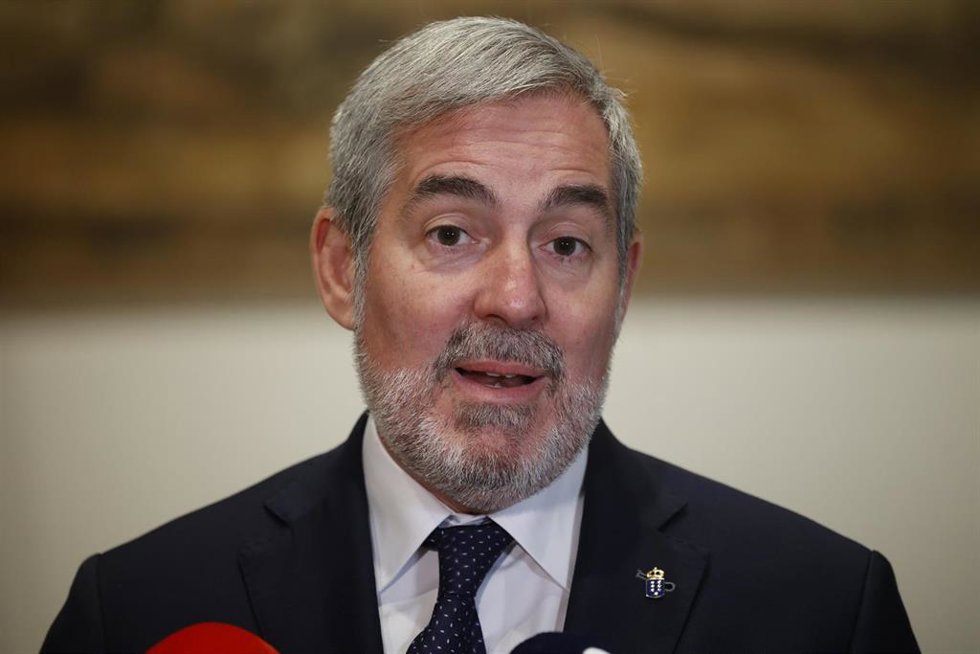 Archivo - El presidente de Canarias, Fernando Clavijo, atiende a los medios de comunicación