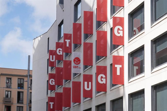 Archivo - Fachada de la sede de UGT Catalunya