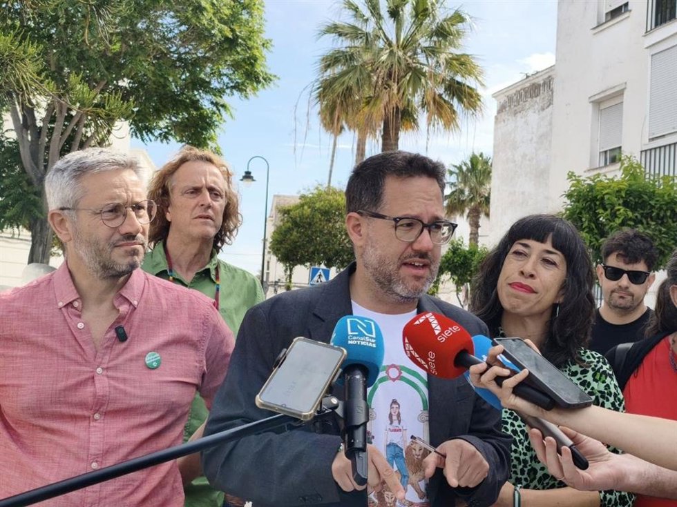 Archivo - El candidato y portavoz de Adelante Andalucía, José Ignacio García, junto a la parlamentaria por Cádiz, Leti Blanco (d), en una atención a los medios. ARCHIVO.