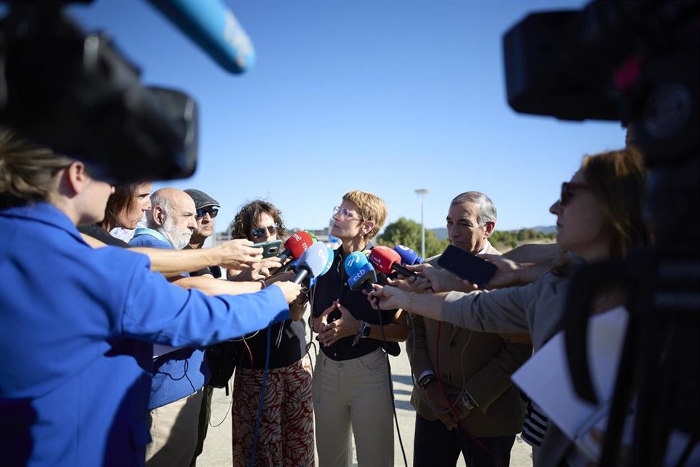 La presidenta del Gobierno de Navarra, María Chivite, atiende este martes a los medios de comunicación en Sarriguren.