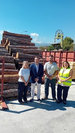 El delegado territorial de Universidad, Industria, Energía e Innovación de la Junta en Almería, Guillermo Casquet, durante su visita a las instalaciones de Maderas Framado S.L. En Olula del Río.