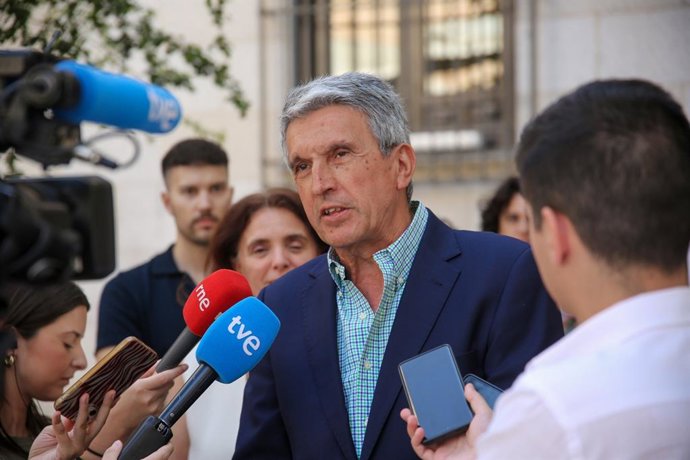 Archivo - El delegado del Gobierno en Castilla-La Mancha, José Pablo Sabrido, en atención a los medios. Foto de archivo.