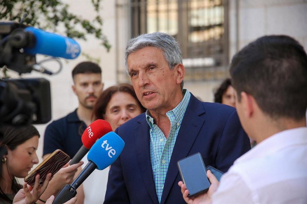 Archivo - El delegado del Gobierno en Castilla-La Mancha, José Pablo Sabrido, en atención a los medios. Foto de archivo.