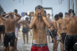 Duchas instaladas en el asentamiento de migrantes en la playa El Trampolín, a 14 de septiembre de 2026, en Ceuta (España). La Policía Nacional ha practicado durante la madrugada de este domingo varias detenciones en Ceuta por presuntos delitos de tenencia