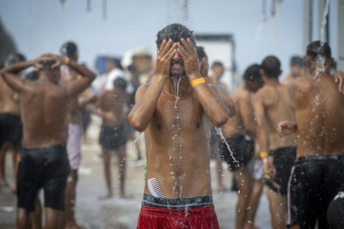 Duchas instaladas en el asentamiento de migrantes en la playa El Trampolín, a 14 de septiembre de 2026, en Ceuta (España). La Policía Nacional ha practicado durante la madrugada de este domingo varias detenciones en Ceuta por presuntos delitos de tenencia