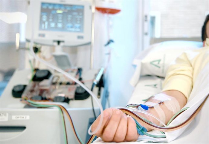 Una paciente se somete a una intervención de filtrado de sangre en la unidad hospitalaria de Aféresis del Virgen del Rocío