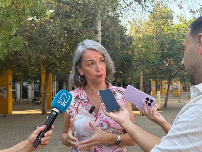 La parlamentaria de Adelante Andalucía Begoña Iza atiende a los medios en Sevilla.