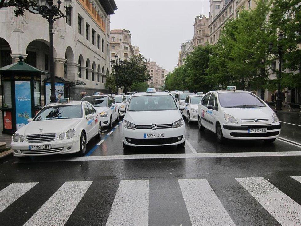 Archivo -  Taxis en Santander                          
