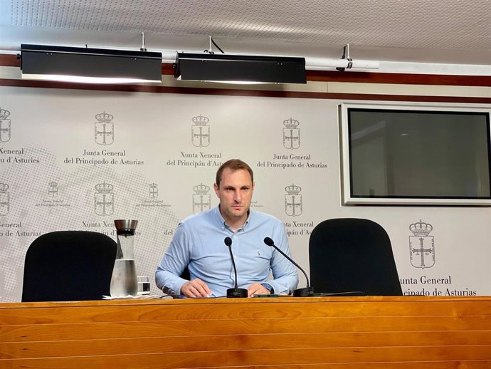 El portavoz parlamentario de Foro Asturias, Adrián Pumares, durante la rueda de prensa de este martes.