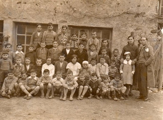 El maestro Alonso Jambrina junto a sus alumnos.