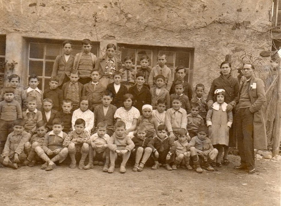 El maestro Alonso Jambrina junto a sus alumnos.