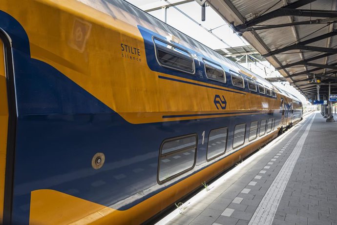 9 de setembro de 2026, Dordrecht, Holanda do Sul, Países Baixos / Holanda: 9 de setembro de 2026, Dordrecht, Países Baixos. Uma cabine de passageiros silenciosa permanece vazia na Estação de Dordrecht, enquanto uma greve nacional de 24 horas no transporte