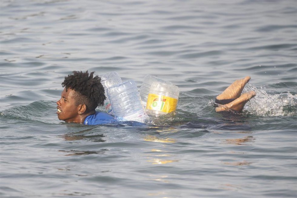 Archivo - Un migrante intenta cruzar a España desde Marruecos, a 31 de julio de 2026, en Ceuta (España). 