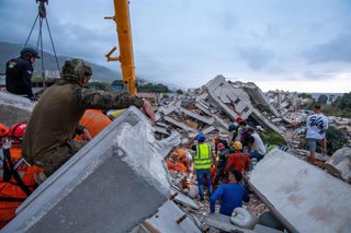 Archivo - July 2, 2026, La Guaira, Yaracuy State, Venezuela: Urban Search and Rescue team members, and civilians backed by U.S Marines remove ruble by hand during search and rescue operations on a collapsed building, June 29, 2026 in La Guaira, Venezuela.