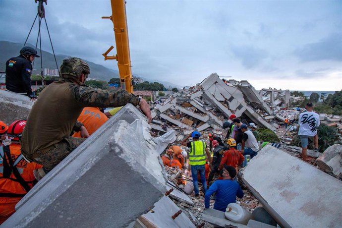 Archivo - July 2, 2026, La Guaira, Yaracuy State, Venezuela: Urban Search and Rescue team members, and civilians backed by U.S Marines remove ruble by hand during search and rescue operations on a collapsed building, June 29, 2026 in La Guaira, Venezuela.
