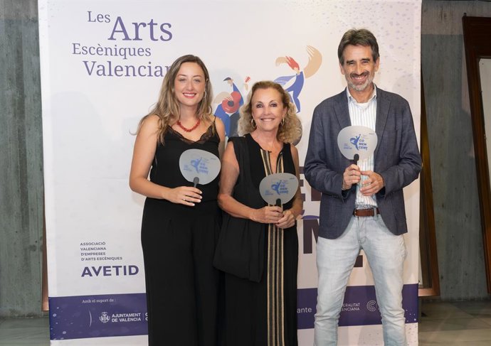 Rocío Gil, Mª Ángeles Fayos  i José Luis Moreno en l'acte central de la campanya de la nova temporada d'Avetid