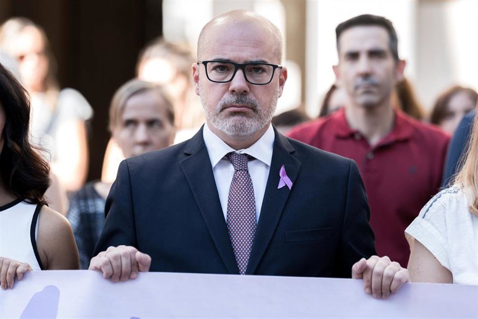 El delegado del Gobierno en la Comunidad de Madrid, Francisco Martín, durante un minuto de silencio frente a la sede de la Delegación del Gobierno en la Comunidad de Madrid, a 15 de septiembre de 2026, en Madrid (España). La Delegación del Gobierno ha con