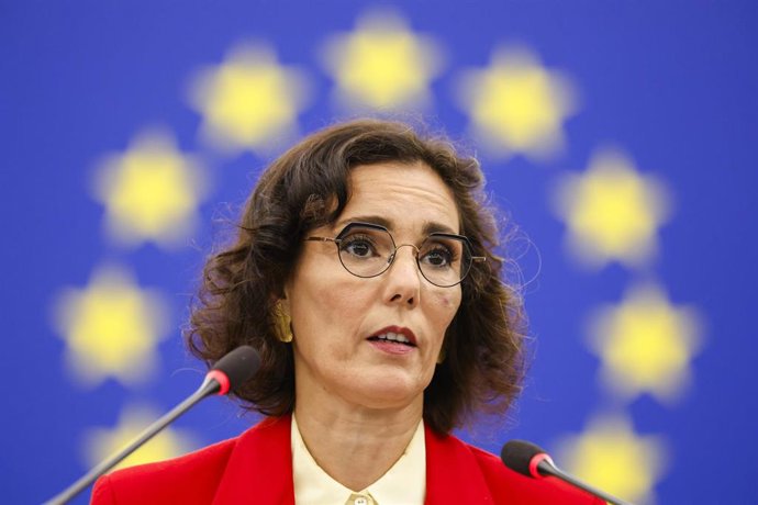 La comisaria europea de Gestión de Crisis, Hadja Lahbib, durante su intervención este martes en el pleno del Parlamento Europeo en Estrasburgo (Francia).