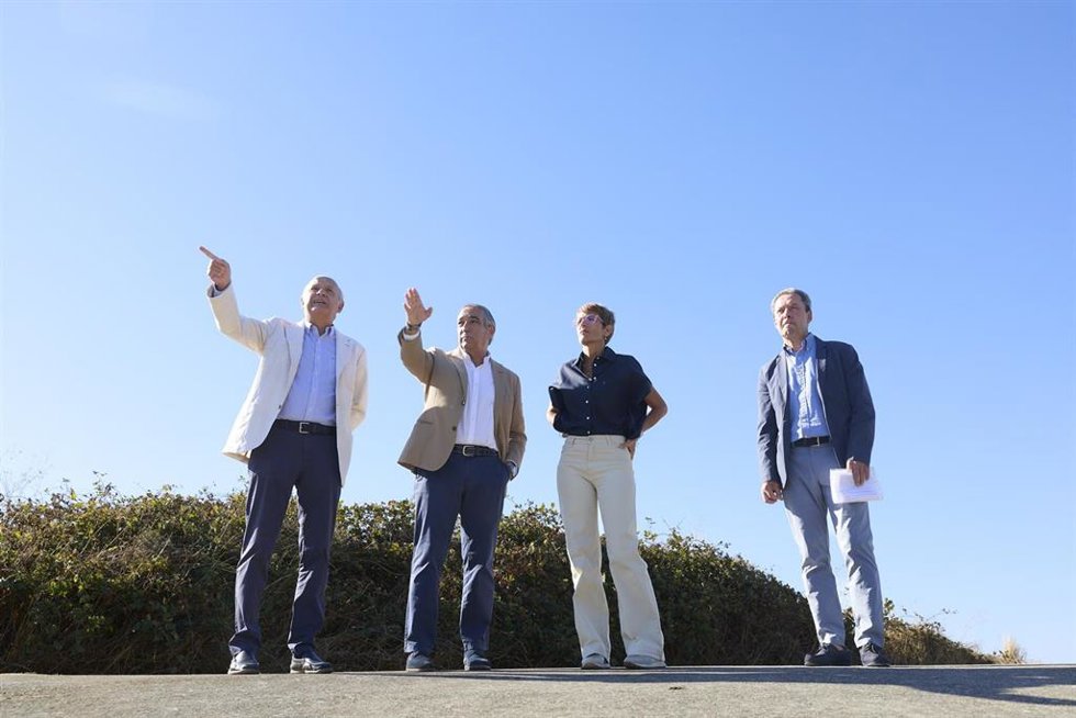 La presidenta del Gobierno de Navarra, María Chivite, con el consejero de Cohesión Territorial, Óscar Chivite; el director general de Ordenación del Territorio, José Antonio Marcén, y el director de Servicio de Territorio y Paisaje, Rafa Araujo.