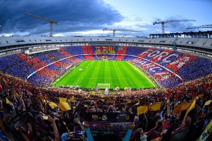 Imagen aérea del Spotify Camp Nou en día de partido