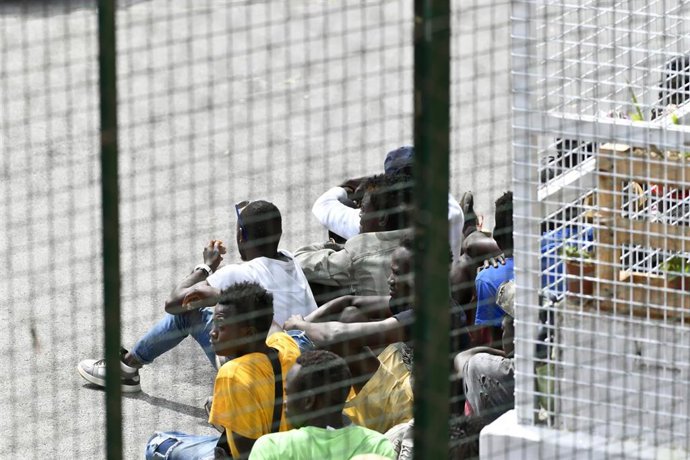 Archivo - Un grupo de migrantes en el exterior del Centro de Estancia Temporal de Inmigrantes (CETI), a 2 de junio de 2022, en Ceuta (España). 