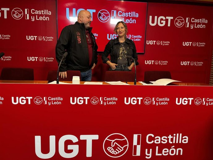Alberto Miguel Lorenzo y la técnico Laura Mínguez, antes de la rueda de prensa.